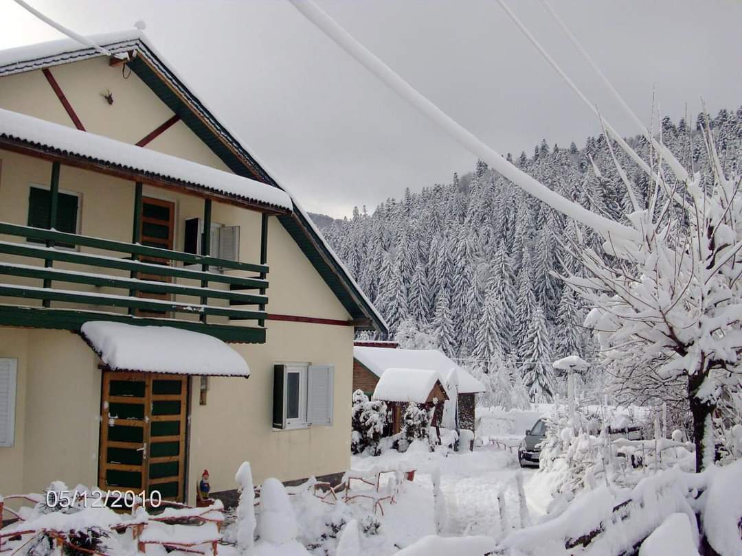 The villa and the snow-covered landscape