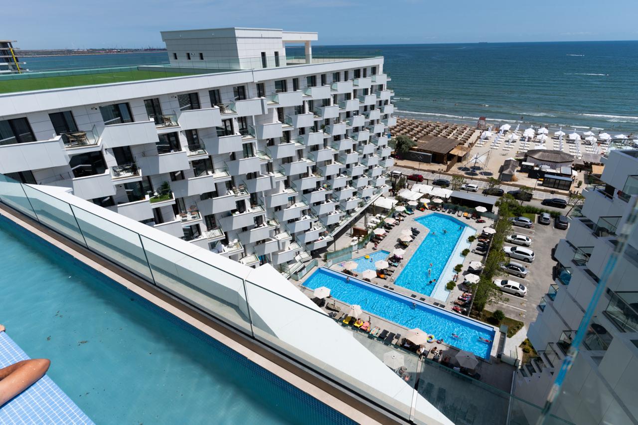 Piscina infinity și priveliștea noastră către Marea Neagră